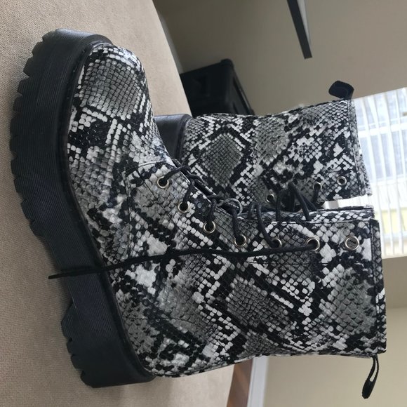 Pretty Little Thing Boots - Picture 3 of 3